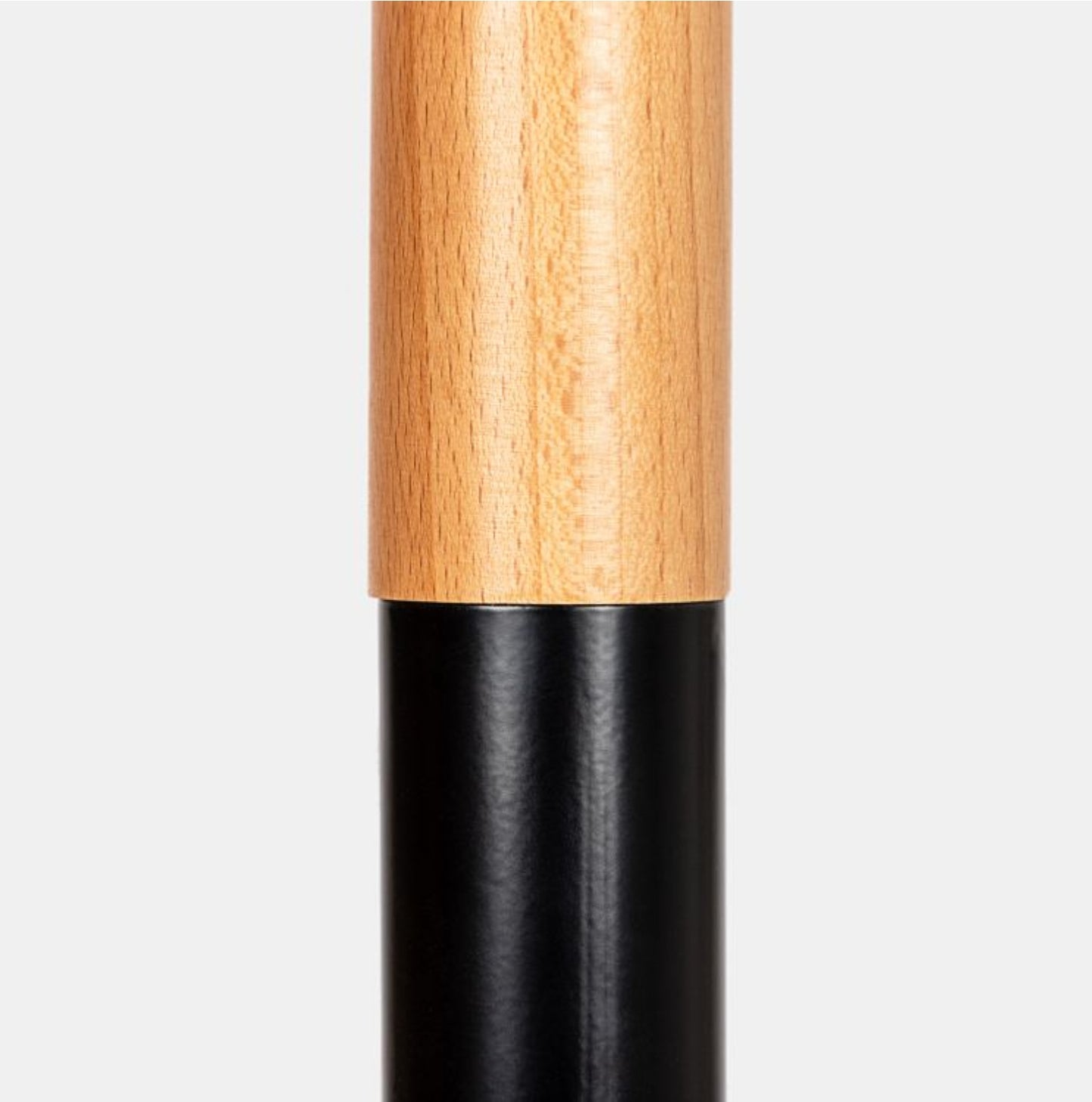 Appendiabiti in metallo nero
e legno