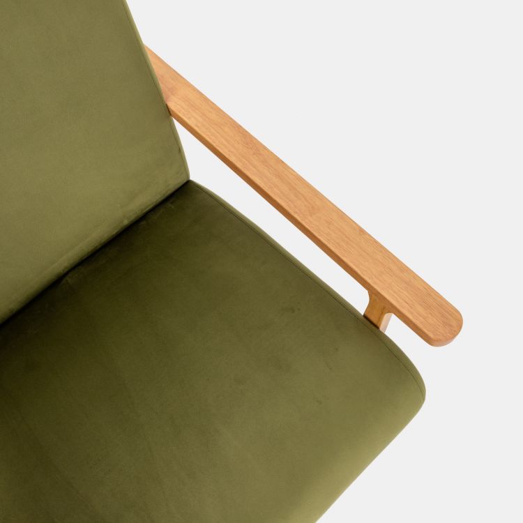Poltrona in velluto verde oliva con braccioli in legno