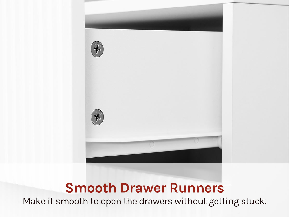 Cassettiera con sei cassetti e piedini dorati